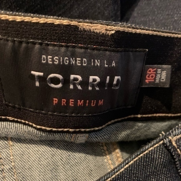 TORRID BOMBSHELL SKINNY- PREMIUM STRETCH DARK WASH - Picture 4 of 5